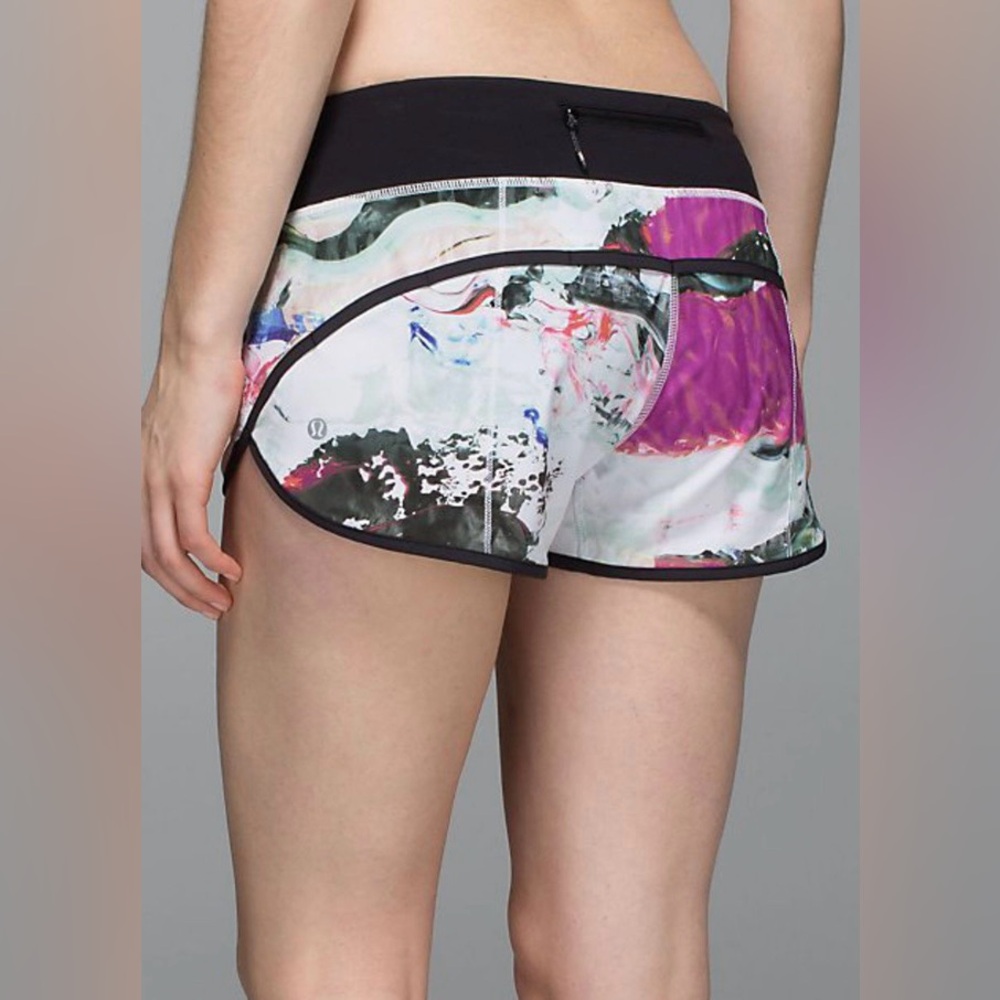 Lululemon Run: Speed Short *4-way Stretch
Pigment Wave Multi / Black size 6